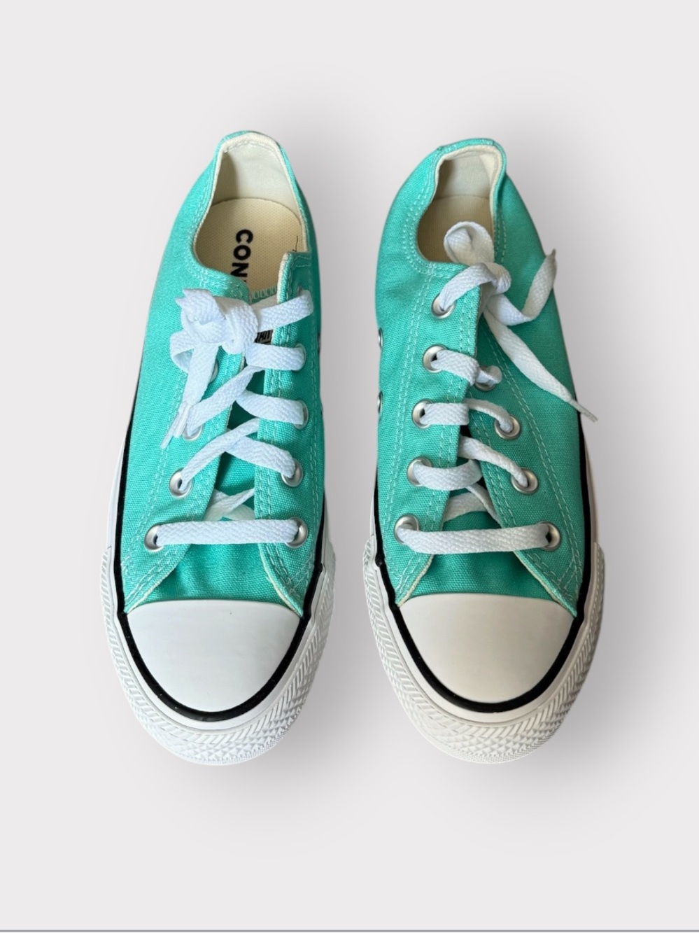 NEW - Converse low top size W6